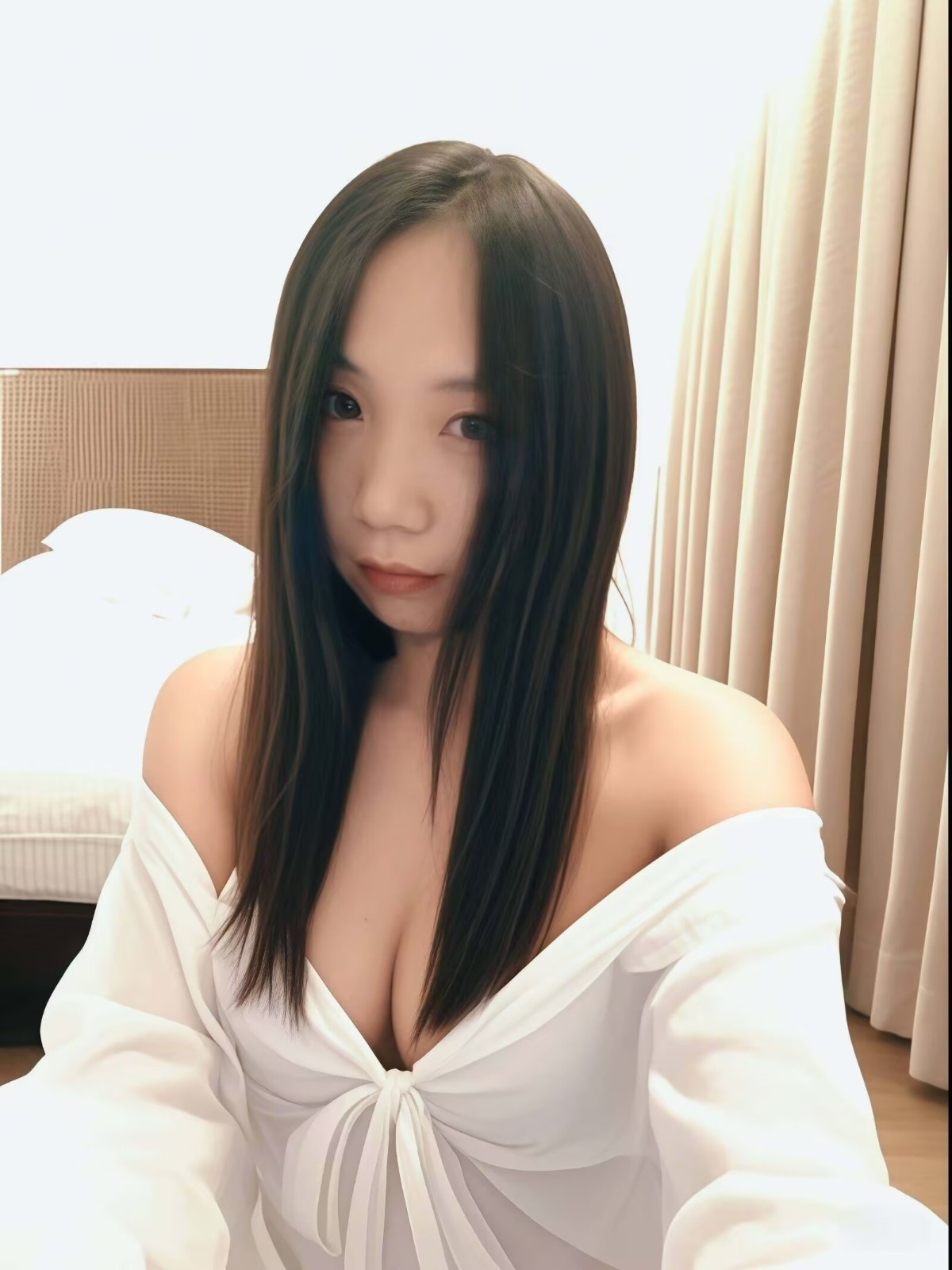 约会2000块打一炮的良家少妇菲姐sophie，42岁已婚已育的人妻，在外企上班，为了还房贷做兼职，玩起来挺过瘾，就是逼太松了