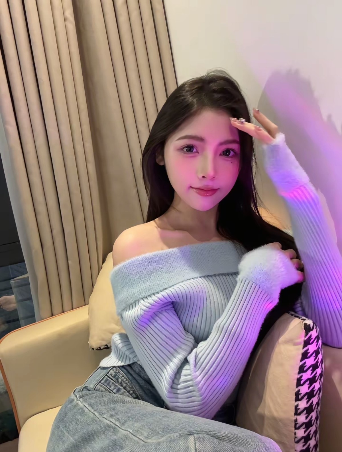 此等纯欲美女与诸君共肏之