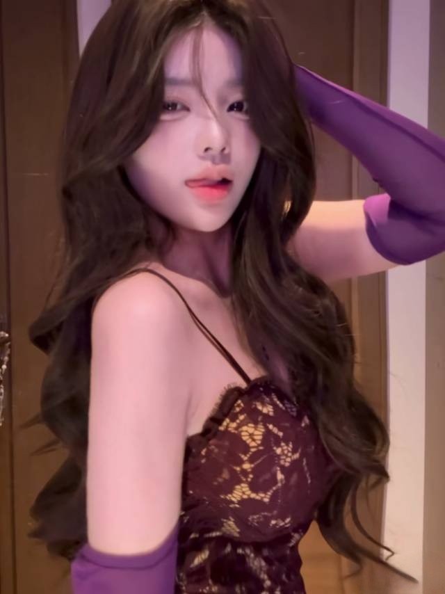 【深圳】搞两炮还不满足的样子，这骚货欠收拾