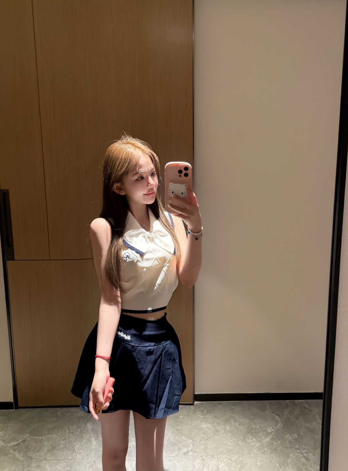 如此嫩妹在我胯下尽情嗦，感觉很美妙