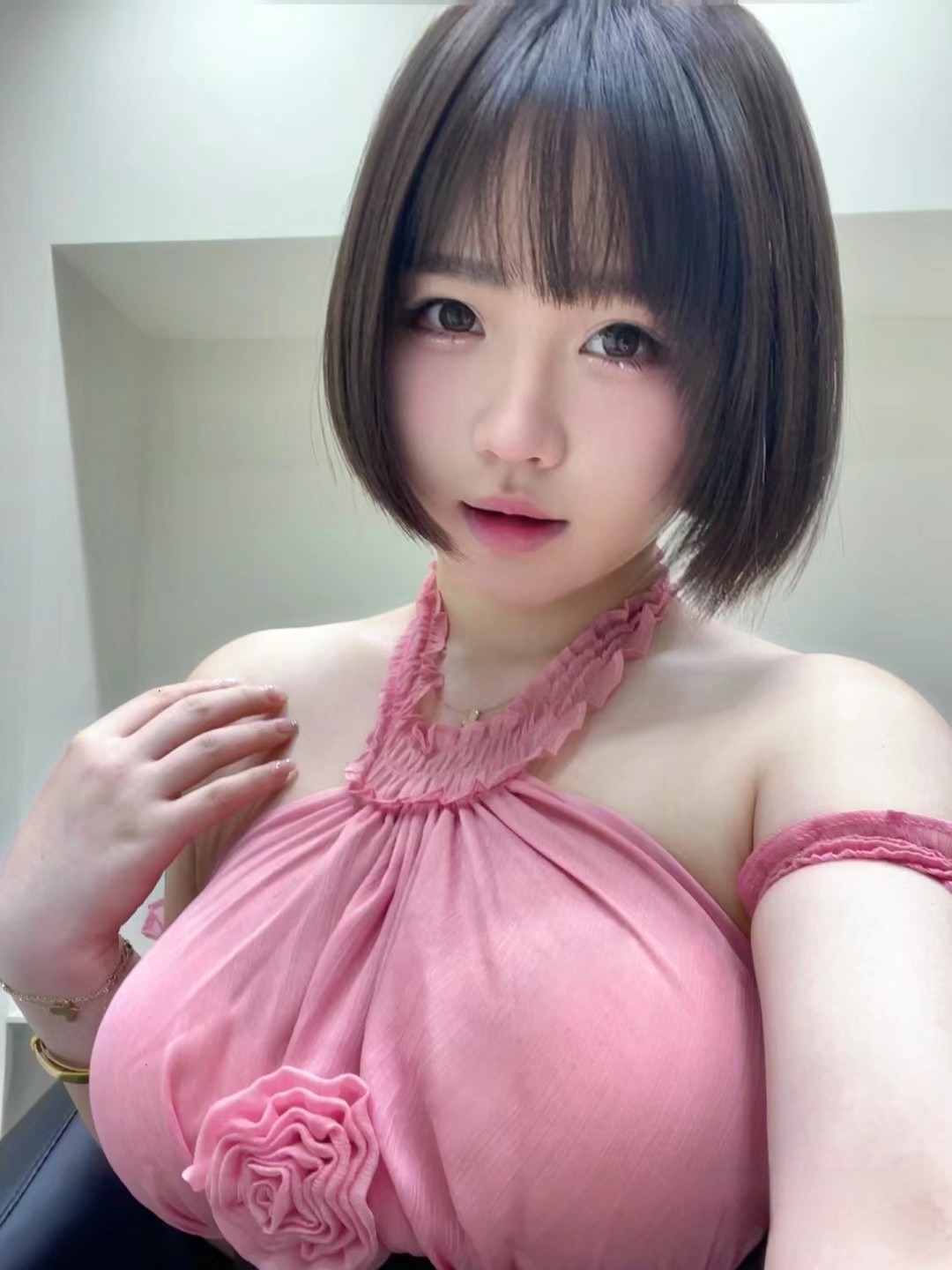 奶子超大的短发妹